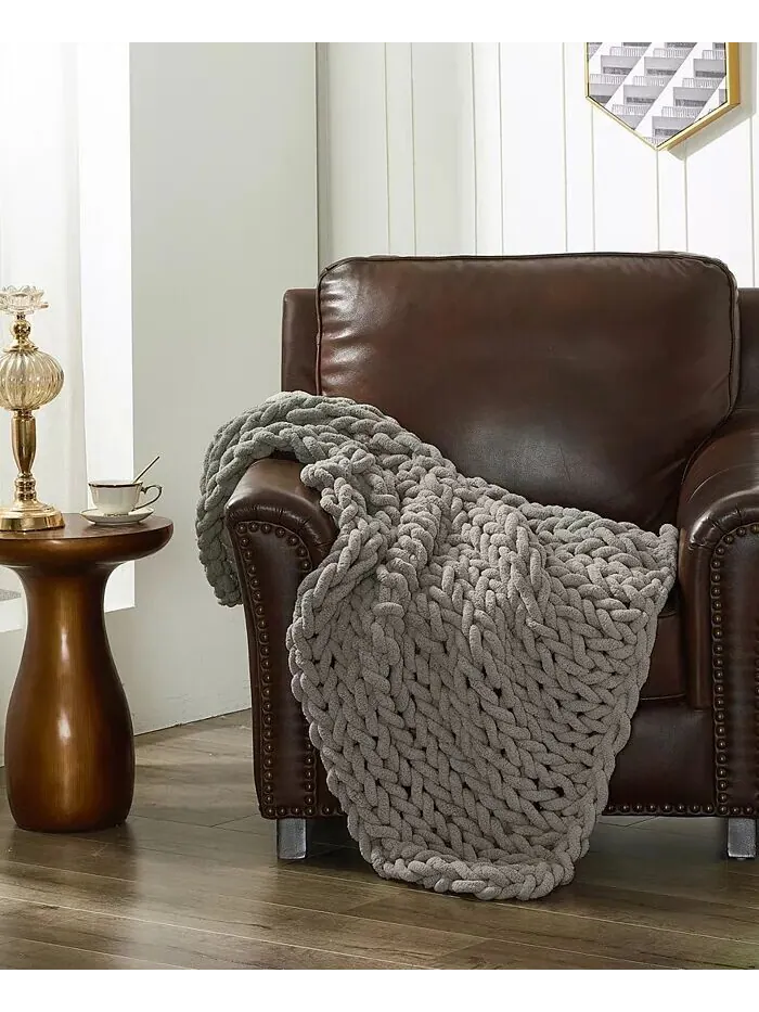 Вязаный плед из синели, 40 дюймов Д x 50 дюймов Ш American Heritage Textiles — изображение 2 из 3, светлый серый