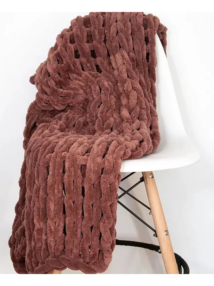 Вязаный плед из синели, 40 дюймов Д x 50 дюймов Ш American Heritage Textiles — изображение 2 из 2, темный красный
