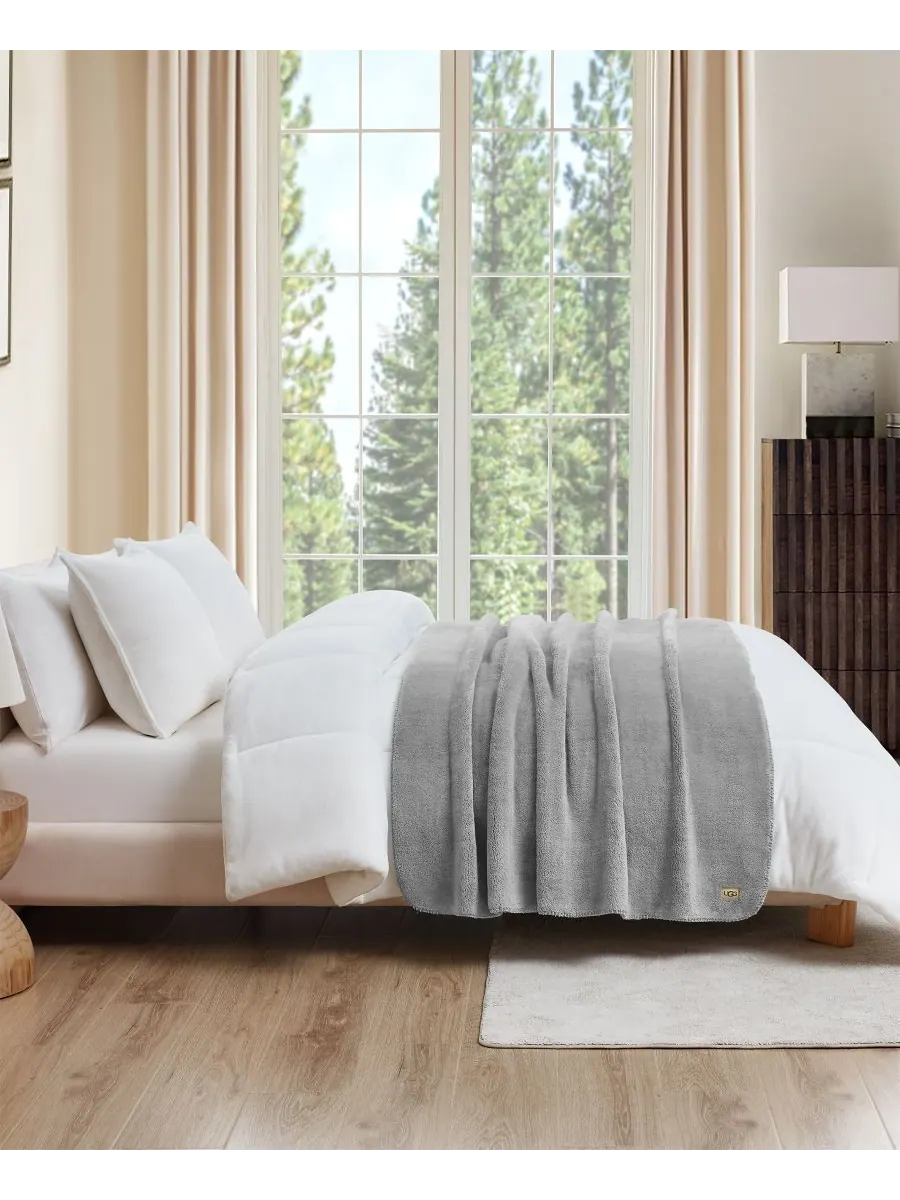 Плюшевый плед Saige, 50 x 70 дюймов UGG — изображение 2 из 3, серый