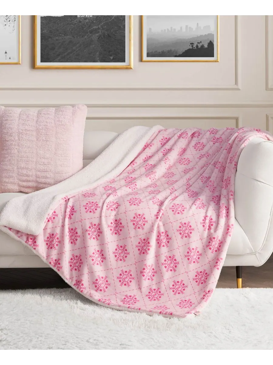 Мягкий двусторонний плед из искусственного меха шерпа, 50 x 60 дюймов Juicy Couture — изображение 1 из 5, светлый розовый