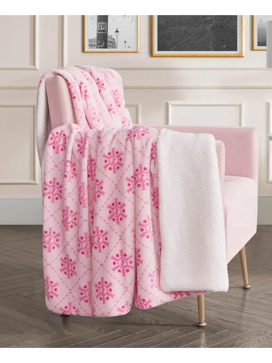Мягкий двусторонний плед из искусственного меха шерпа, 50 x 60 дюймов Juicy Couture — изображение 2 из 5, светлый розовый
