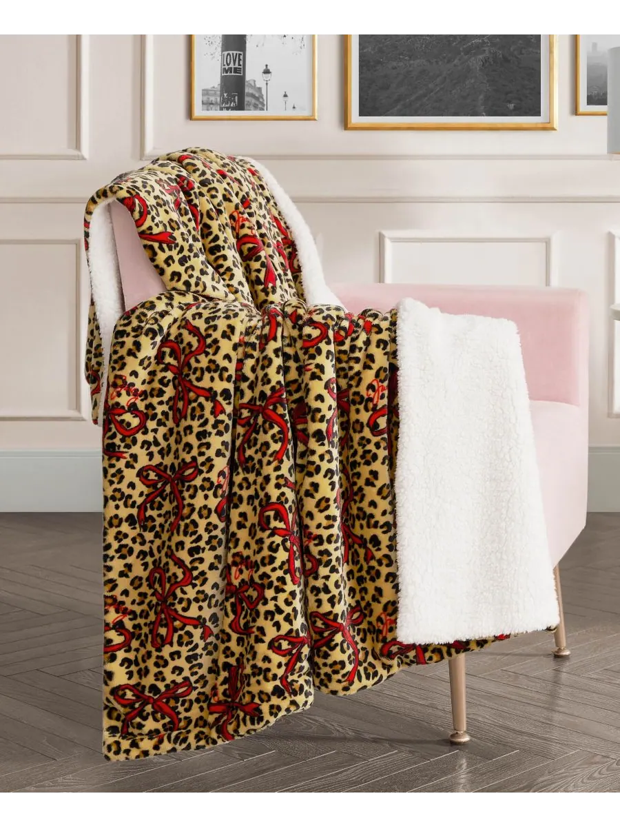 Мягкий двусторонний плед из искусственного меха шерпа, 50 x 60 дюймов Juicy Couture — изображение 2 из 5, красный