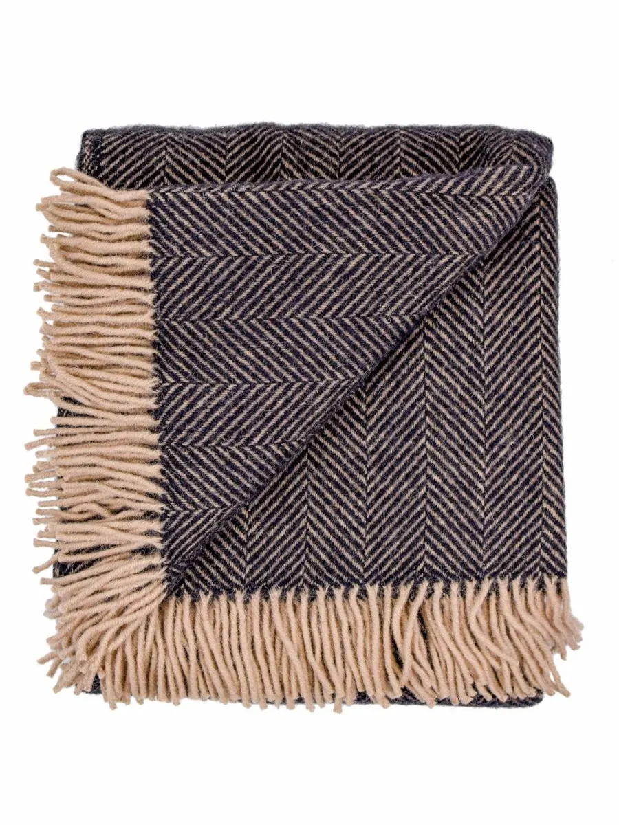 Большой плед из чистой шерсти с узором «елочка» от Highland Tweed, 144 x 183 см Prince of Scots — изображение 2 из 2, черный