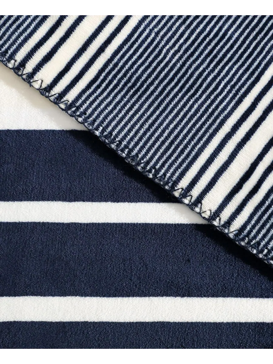 Двусторонний плед с принтом, 70 x 50 дюймов Nautica — изображение 2 из 7, темно-синий