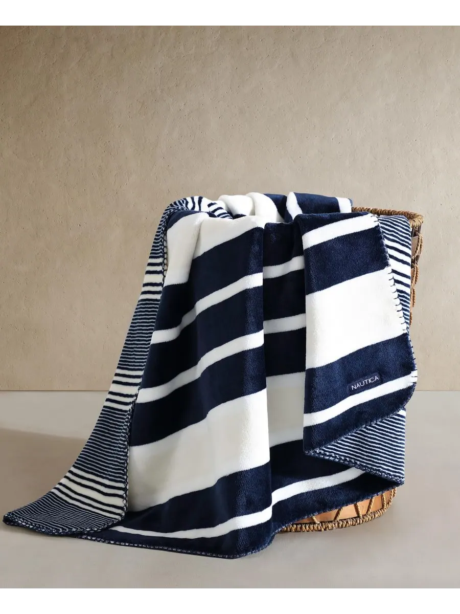 Двусторонний плед с принтом, 70 x 50 дюймов Nautica — изображение 4 из 7, темно-синий