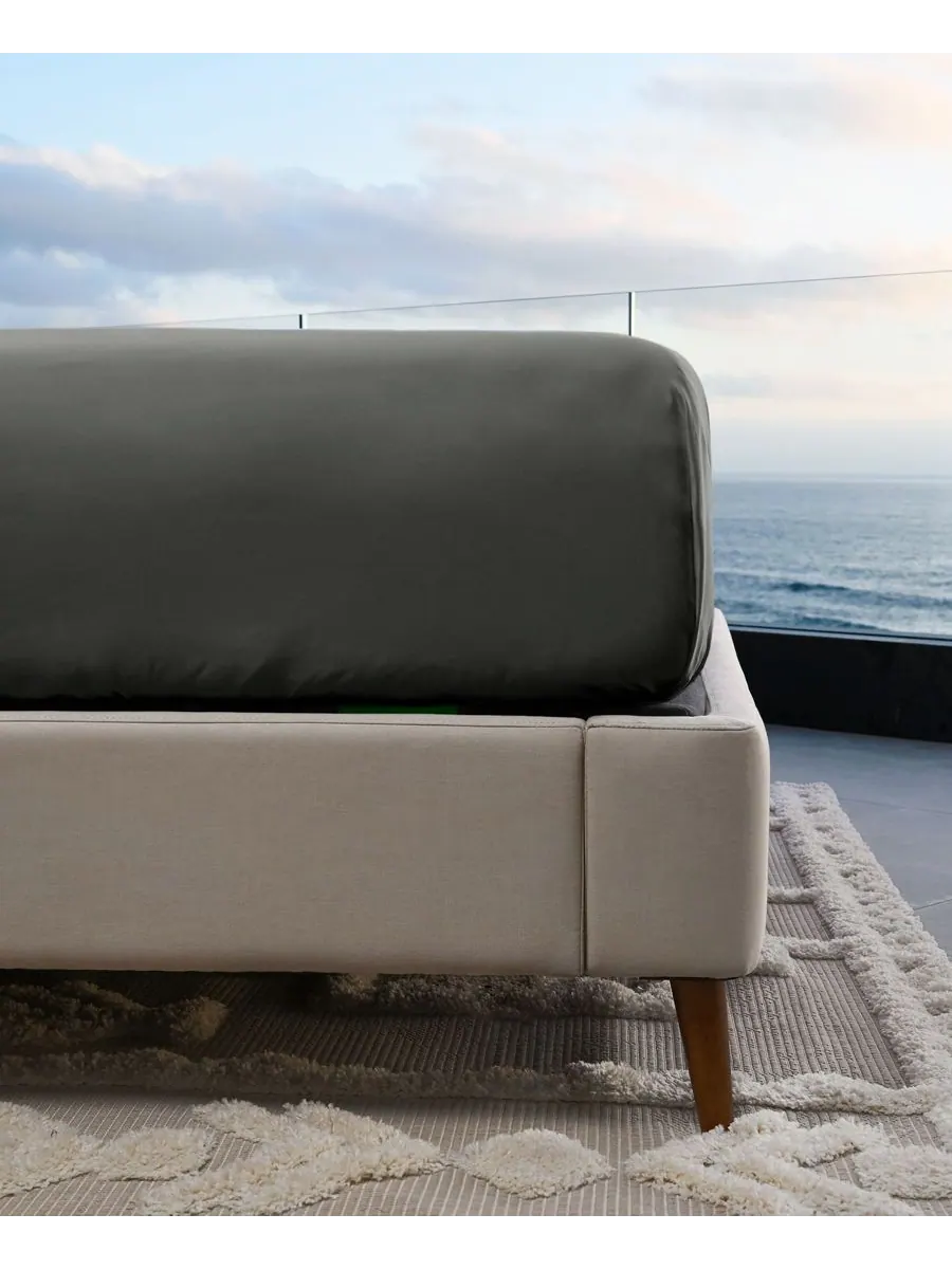 Комплект постельного белья Resort Sateen из терморегулирующей вискозы, 4 предмета Cariloha — изображение 8 из 9, оникс