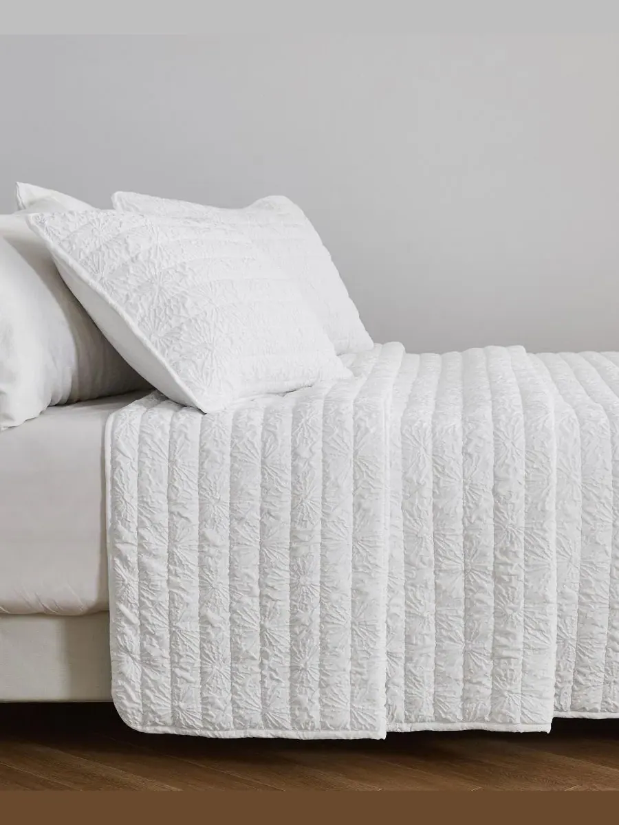 Комплект стеганого покрывала с принтом Floral Textured Linery & Co — изображение 3 из 7, белый