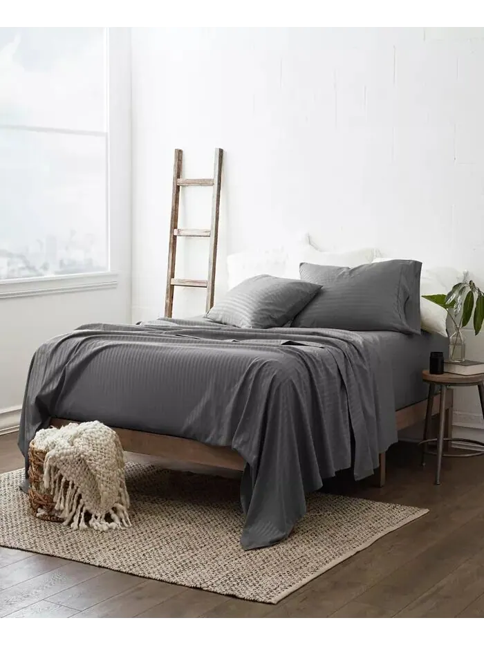 Наборы постельного белья в полоску из 4 предметов с тиснением The Home Collection ienjoy Home — изображение 3 из 11, серый
