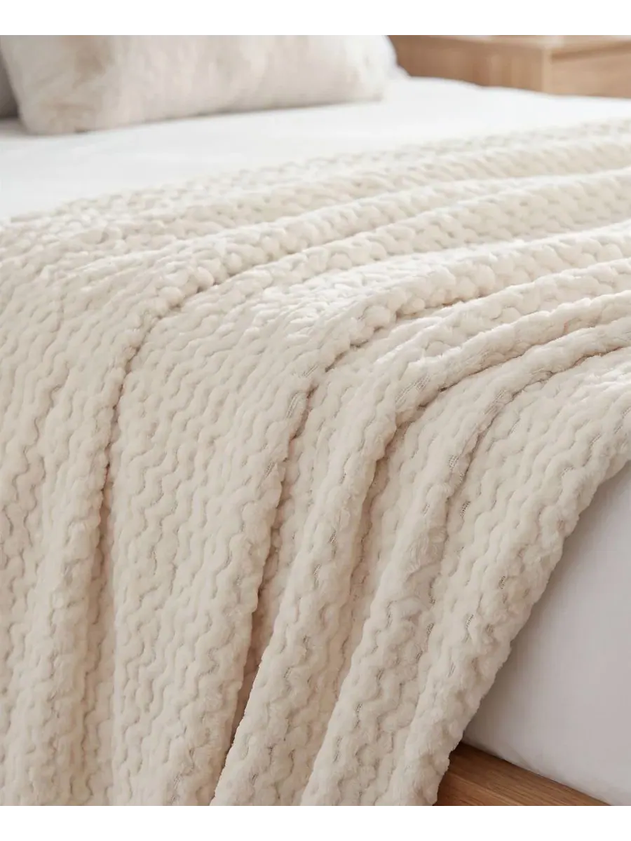 Плед флисовый Lily Classic Pebbled Popcorn Texture Fluffy Fleece Blanket Superior — изображение 7 из 8, белый