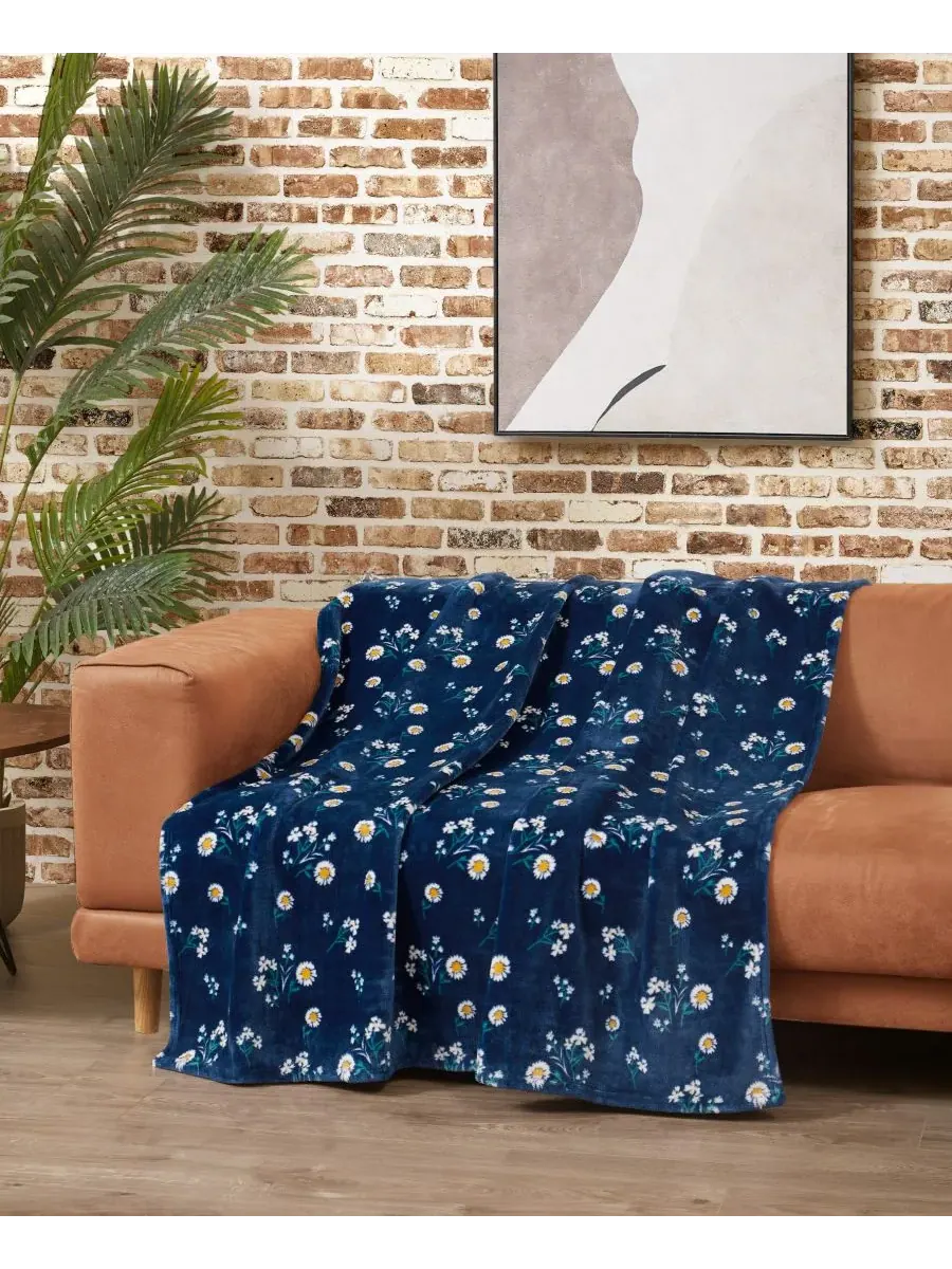 Мягкий плед с цветочным узором «Ромашки», 127 x 178 см Lucky Brand — изображение 4 из 6, темно-синий