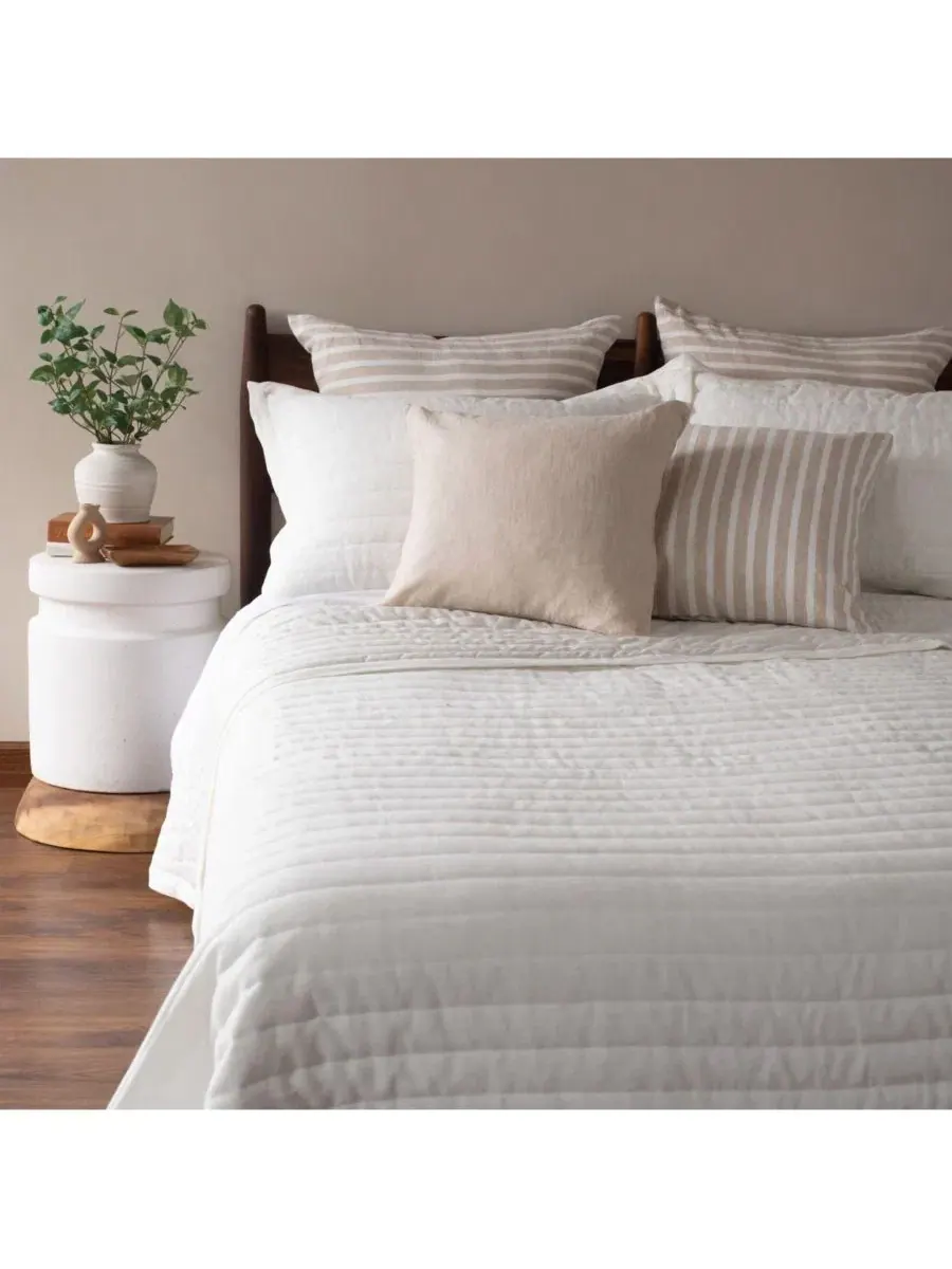 Стеганое одеяло с наволочками French Linen Channel Stitch Quilt & Sham Set Bokser Home — изображение 4 из 11, бежевый