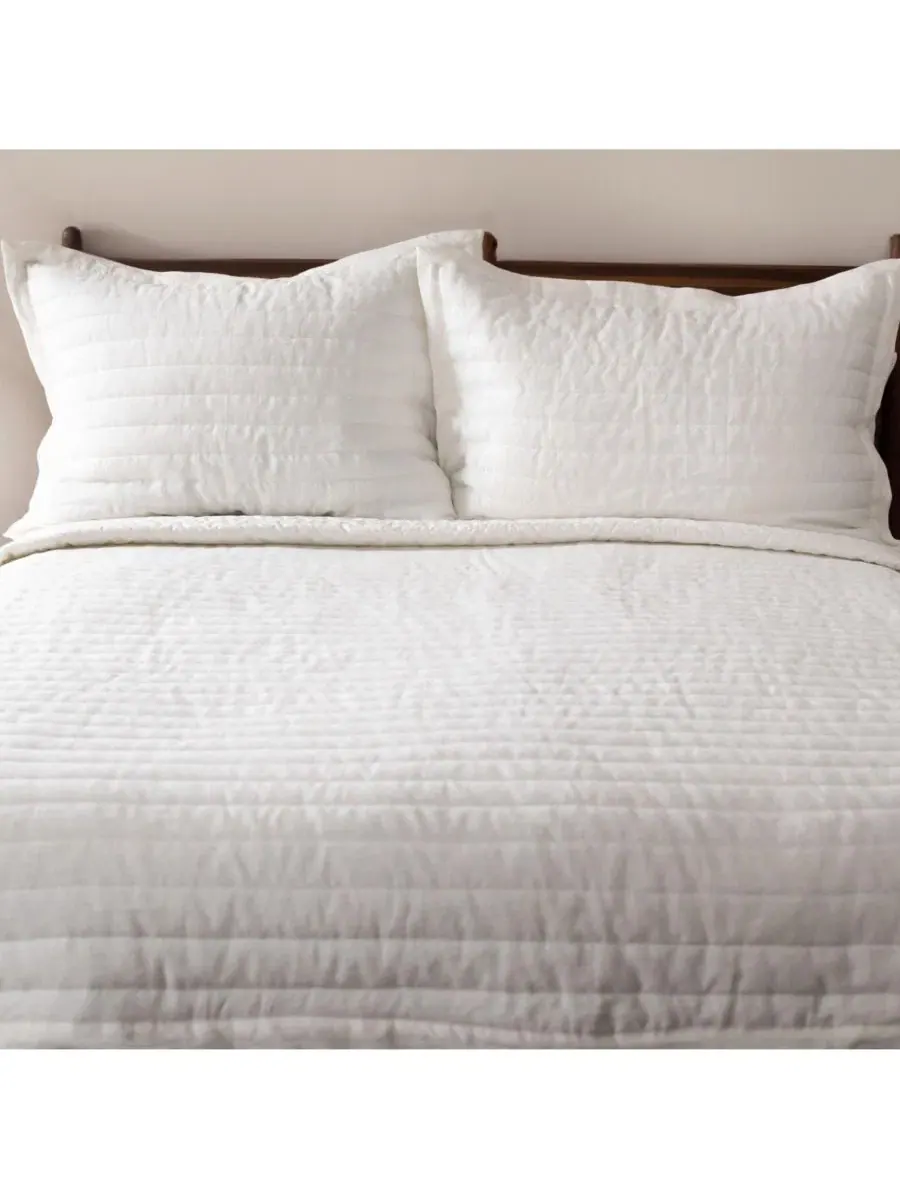 Стеганое одеяло с наволочками French Linen Channel Stitch Quilt & Sham Set Bokser Home — изображение 7 из 11, бежевый