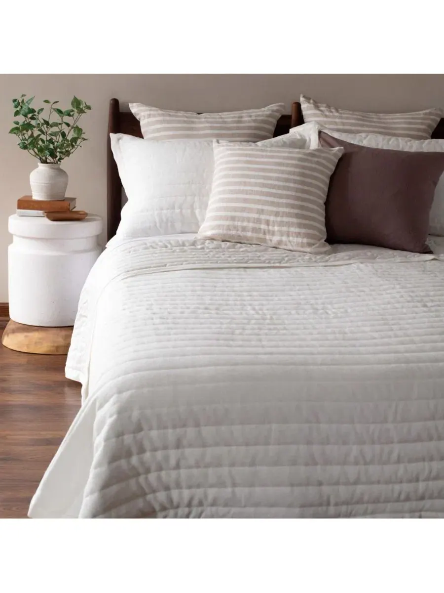 Стеганое одеяло с наволочками French Linen Channel Stitch Quilt & Sham Set Bokser Home — изображение 8 из 11, бежевый