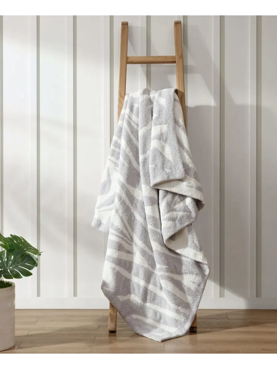 Плед из трикотажа с рисунком "Зебра в джунглях", 178 x 127 см Tommy Bahama Home — изображение 4 из 6, серый
