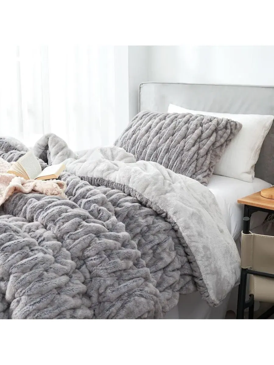 Комплект одеял из искусственного меха Wrinkle Rolls Chunky Bunny Coma Inducer — изображение 2 из 4, темно-синий коричневый