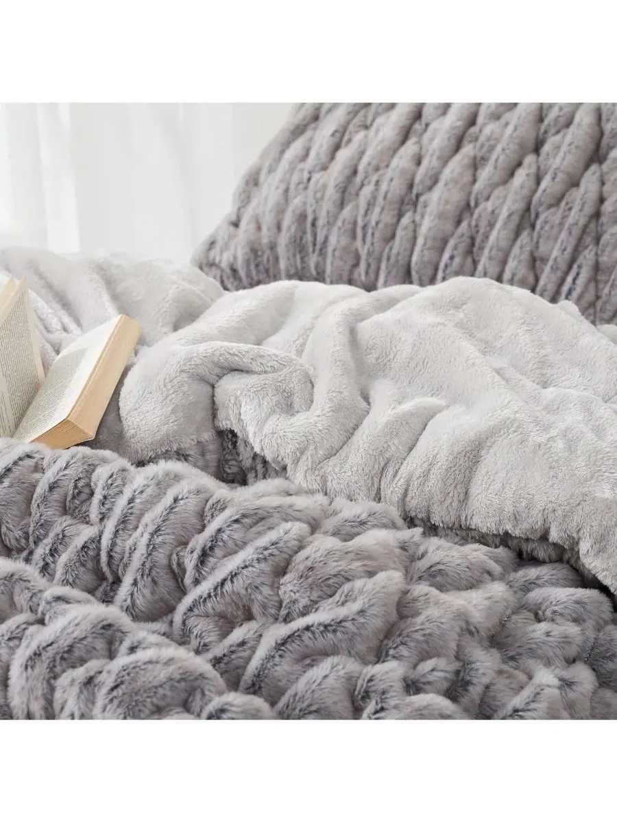 Комплект одеял из искусственного меха Wrinkle Rolls Chunky Bunny Coma Inducer — изображение 4 из 4, темно-синий коричневый