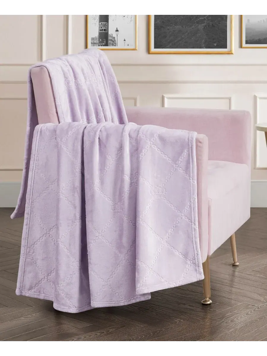 Плед флисовый с тиснением, 152 x 229 см Juicy Couture — изображение 2 из 7, светлый фиолетовый