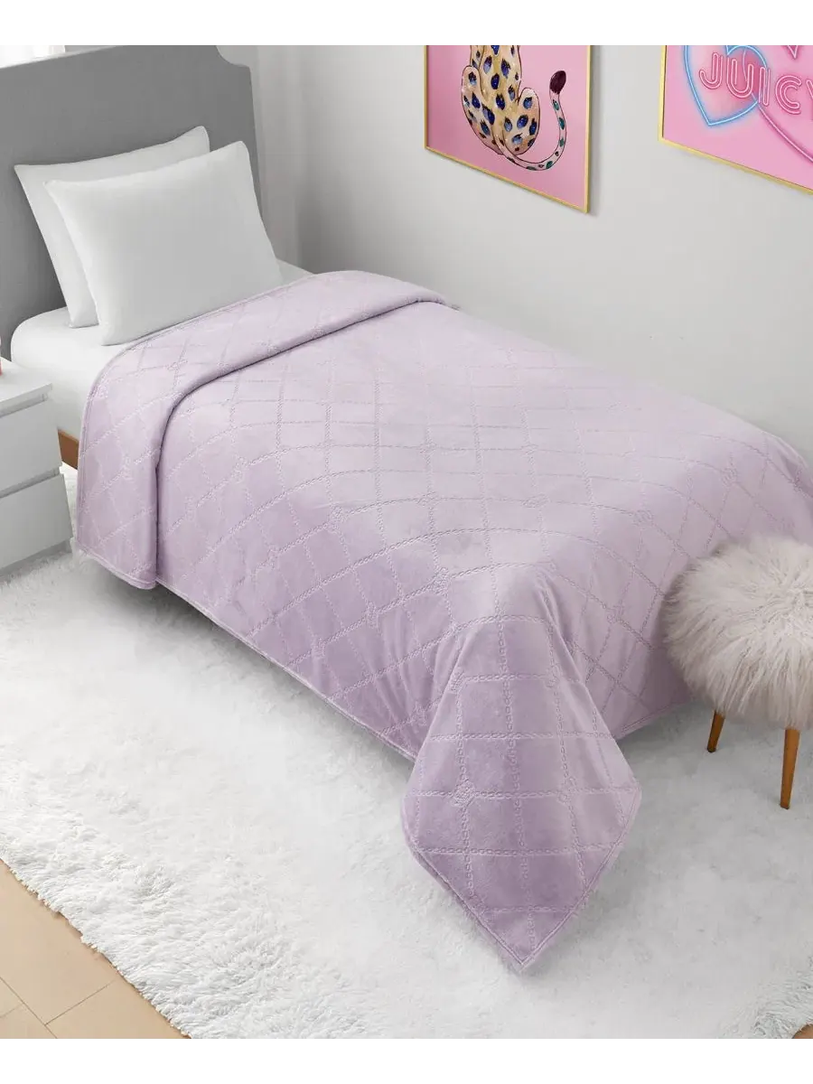 Плед флисовый с тиснением, 152 x 229 см Juicy Couture — изображение 4 из 7, светлый фиолетовый