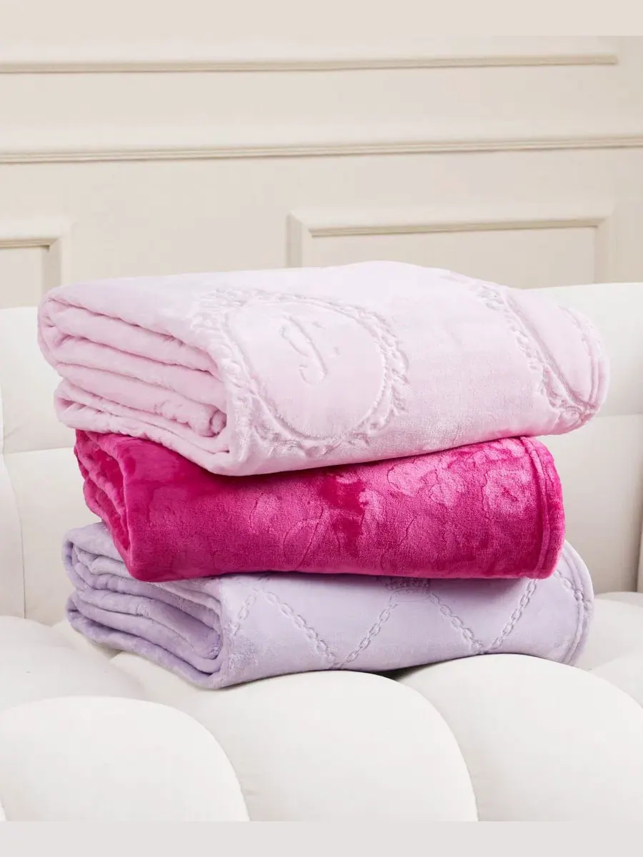Плед флисовый с тиснением, 152 x 229 см Juicy Couture — изображение 7 из 7, светлый фиолетовый