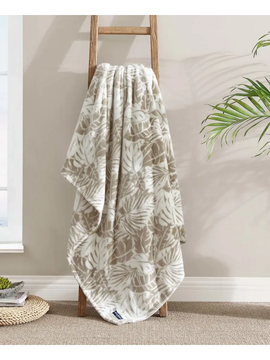 Ультрамягкий плюшевый флисовый плед, 178 x 127 см Tommy Bahama Home — изображение 2 из 6, бежевый