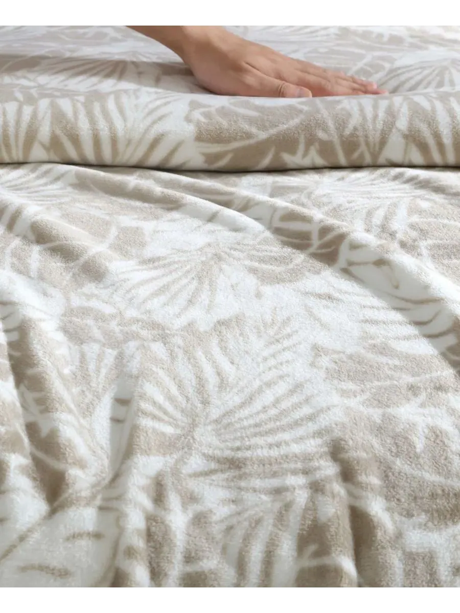 Ультрамягкий плюшевый флисовый плед, 178 x 127 см Tommy Bahama Home — изображение 3 из 6, бежевый