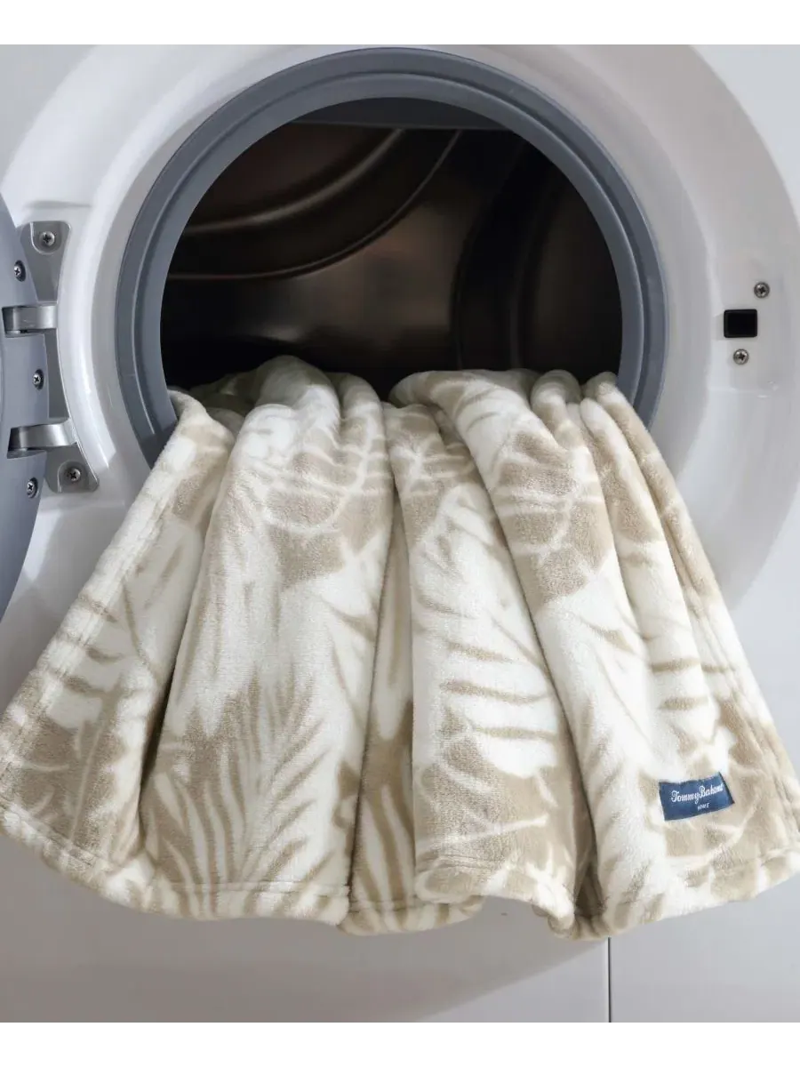Ультрамягкий плюшевый флисовый плед, 178 x 127 см Tommy Bahama Home — изображение 4 из 6, бежевый