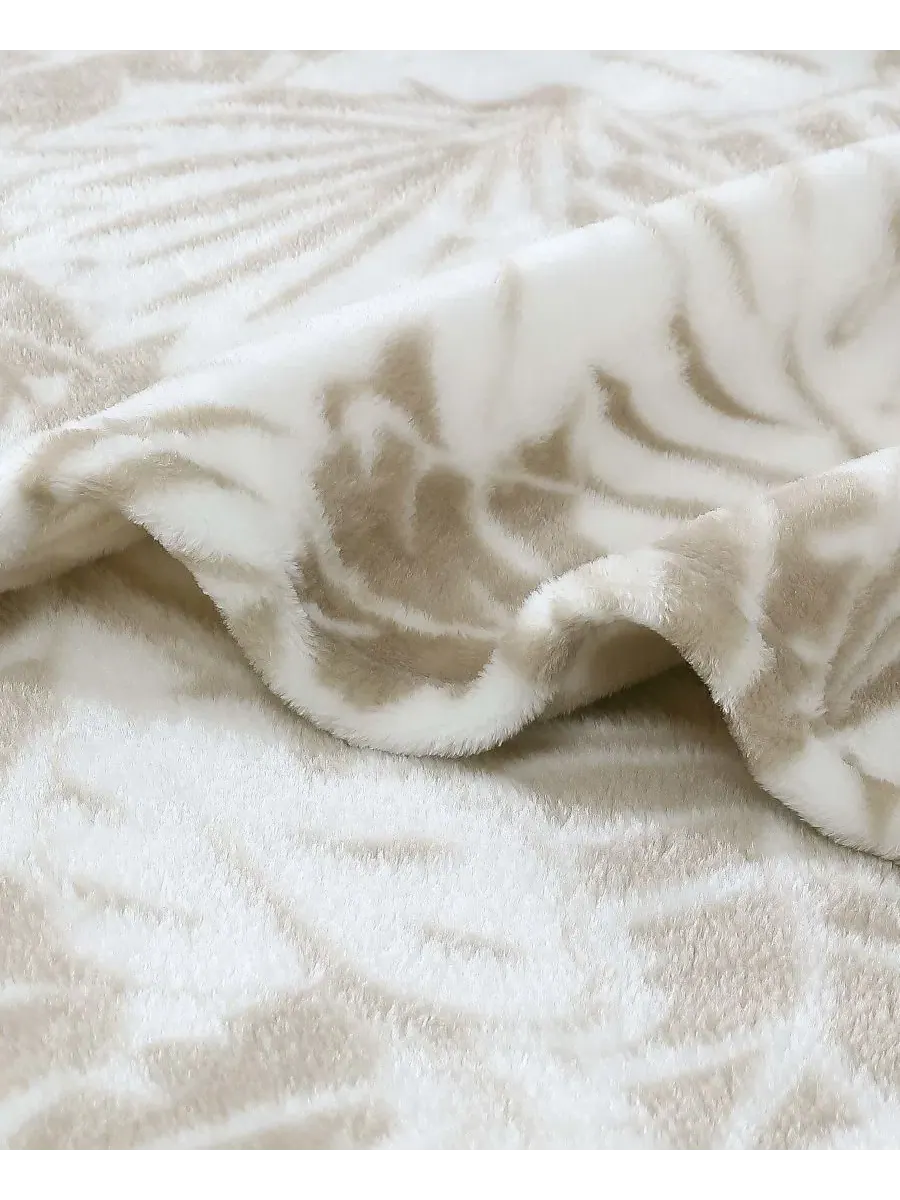 Ультрамягкий плюшевый флисовый плед, 178 x 127 см Tommy Bahama Home — изображение 5 из 6, бежевый