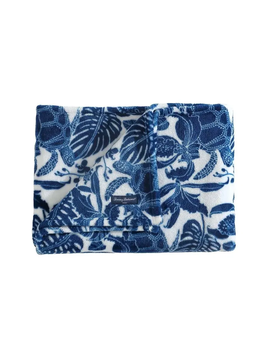 Ультрамягкий плюшевый флисовый плед, 178 x 127 см Tommy Bahama Home — изображение 1 из 6, глубокий синий