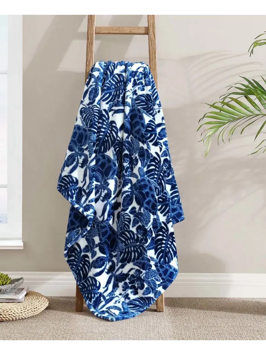 Ультрамягкий плюшевый флисовый плед, 178 x 127 см Tommy Bahama Home — изображение 2 из 6, глубокий синий