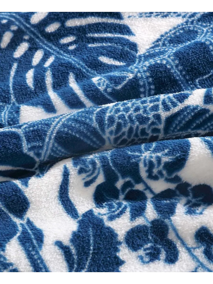 Ультрамягкий плюшевый флисовый плед, 178 x 127 см Tommy Bahama Home — изображение 3 из 6, глубокий синий