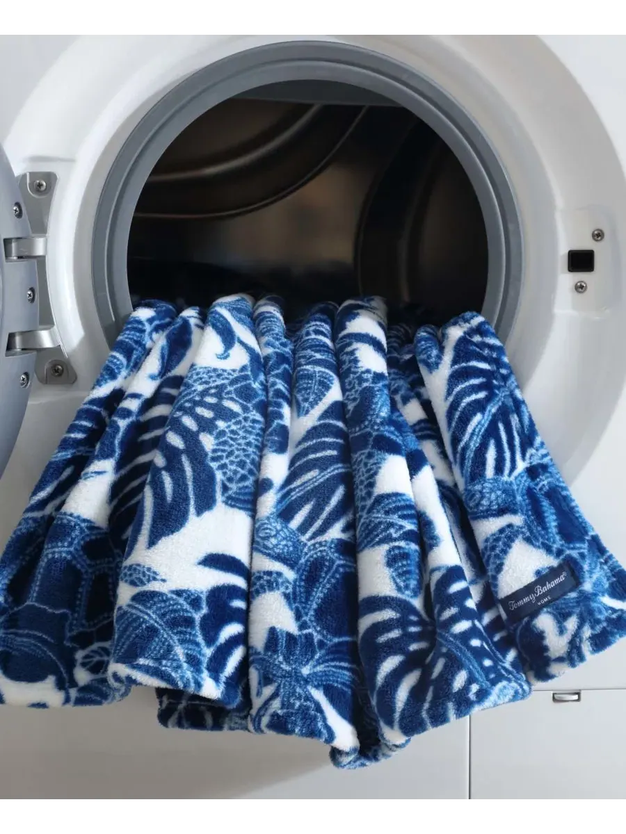 Ультрамягкий плюшевый флисовый плед, 178 x 127 см Tommy Bahama Home — изображение 4 из 6, глубокий синий