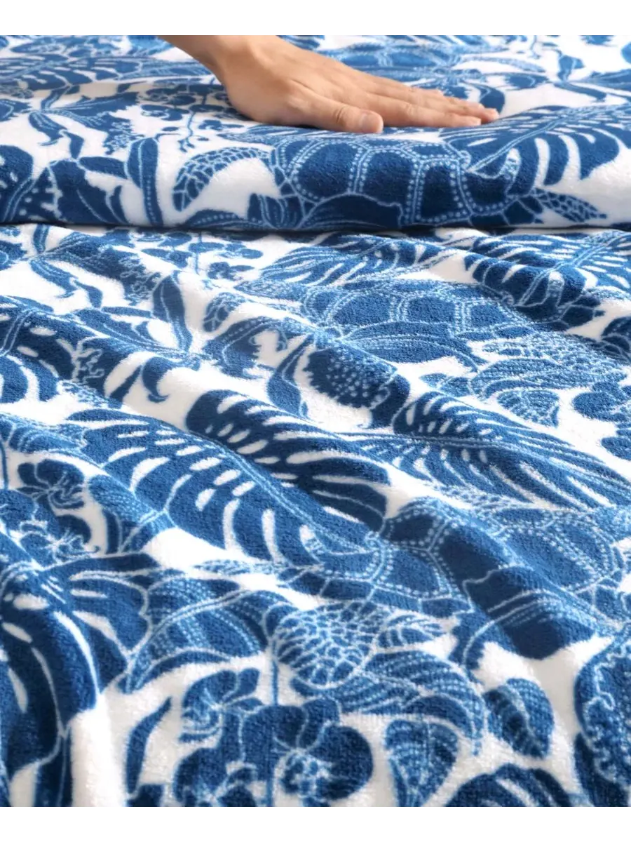 Ультрамягкий плюшевый флисовый плед, 178 x 127 см Tommy Bahama Home — изображение 6 из 6, глубокий синий