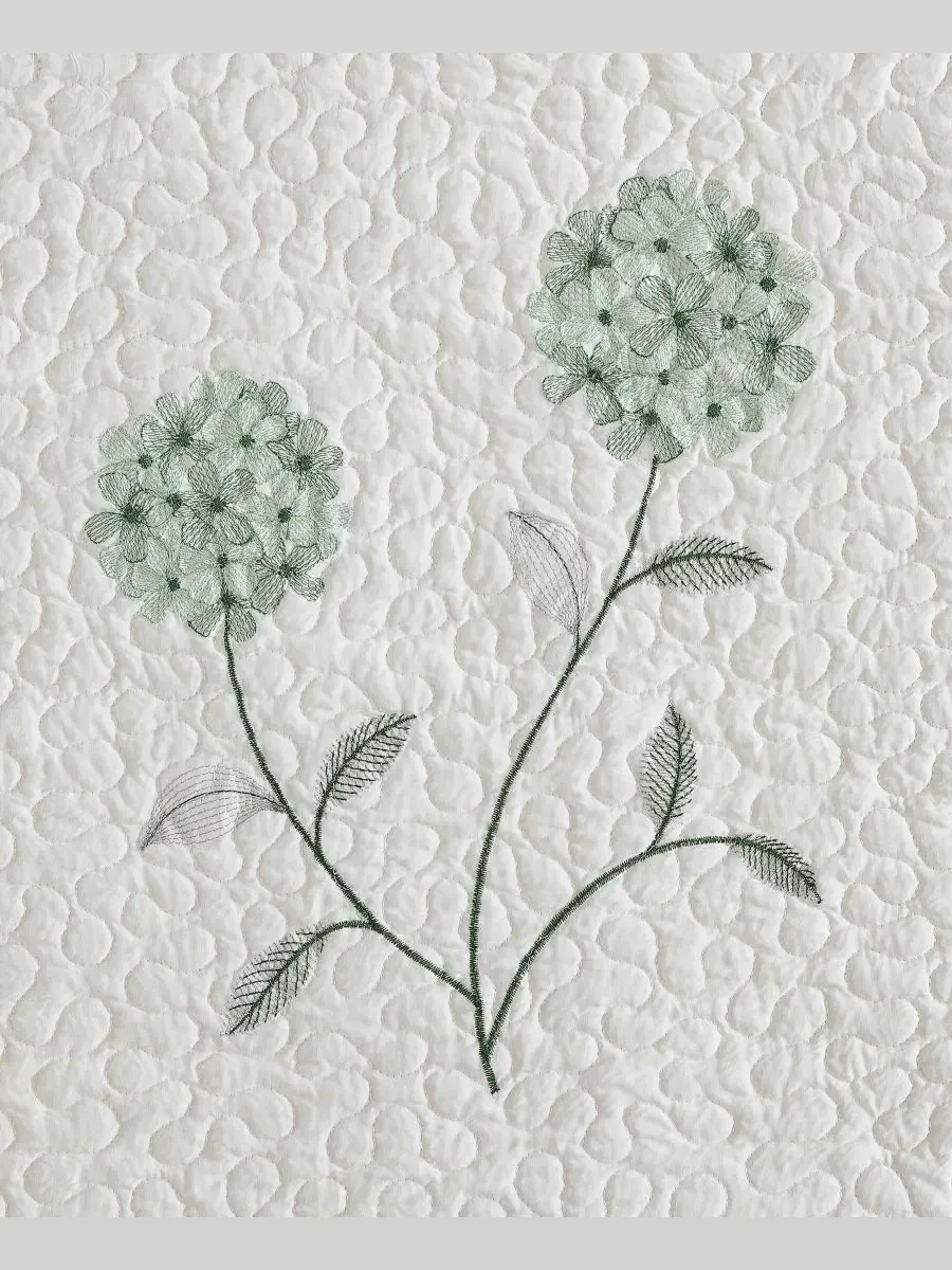 Покрывало с вышивкой гвоздики Carnation Embroidered Beatrice Home Fashions — изображение 3 из 3, шалфейный