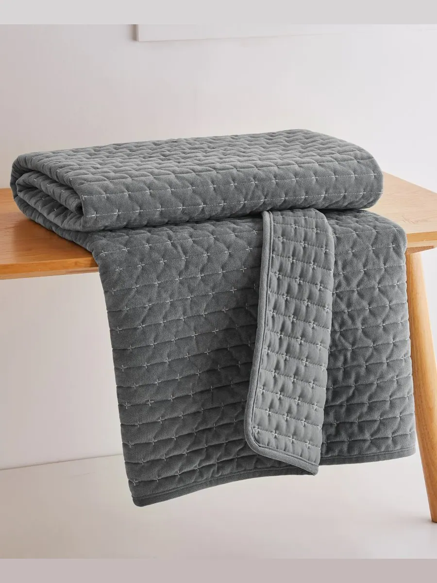 Двустороннее стеганое покрывало Velvet Stitch, 50 x 60 дюймов Levtex — изображение 3 из 6, серый
