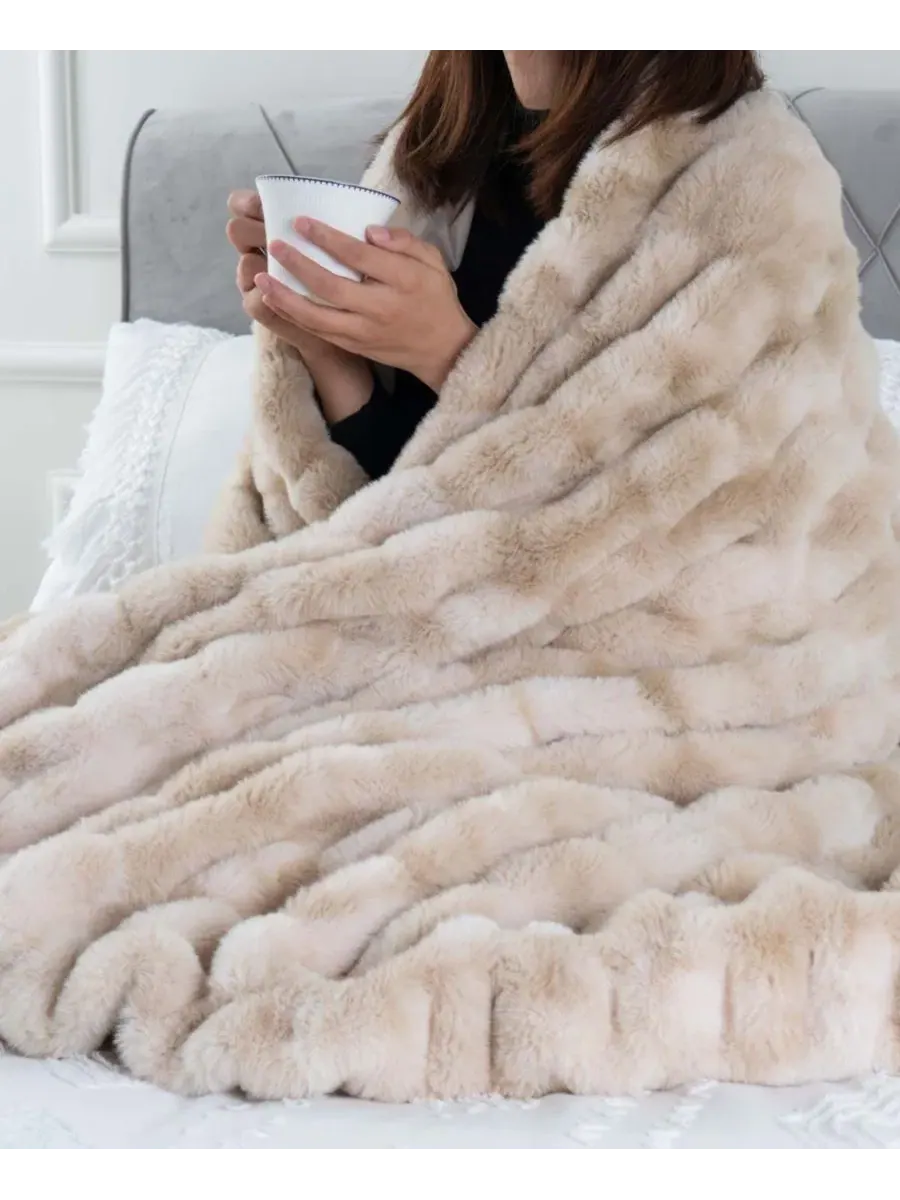 Плед из искусственного меха Fuzzy Faux Fur Throw, 150×125 см Happycare Textiles — изображение 4 из 7, бежевый