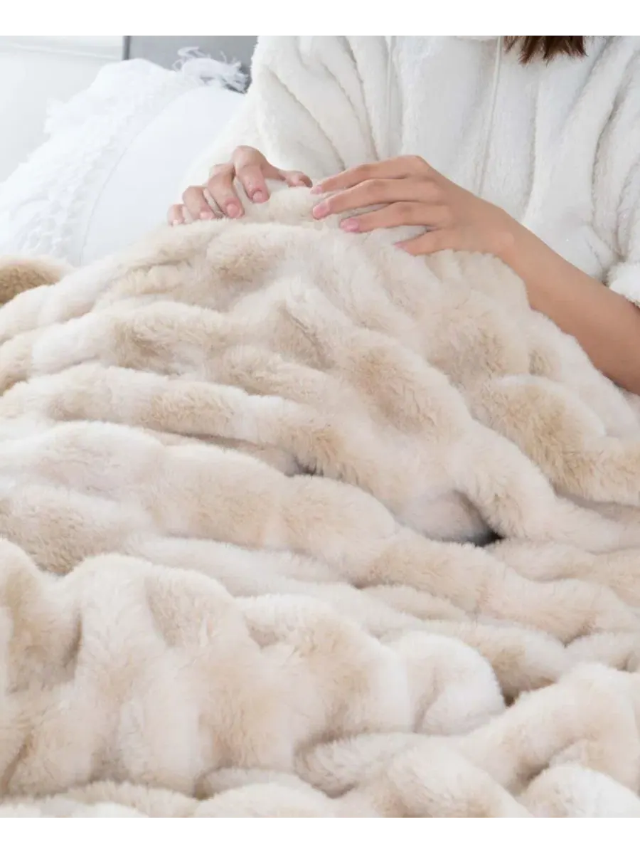 Плед из искусственного меха Fuzzy Faux Fur Throw, 150×125 см Happycare Textiles — изображение 6 из 7, бежевый