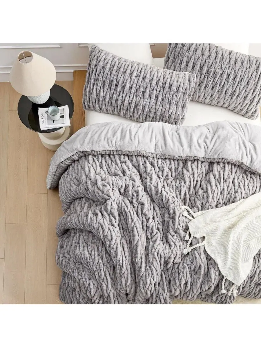 Комплект одеял из искусственного меха Wrinkle Rolls Chunky Bunny Coma Inducer — изображение 2 из 4, темно-синий коричневый