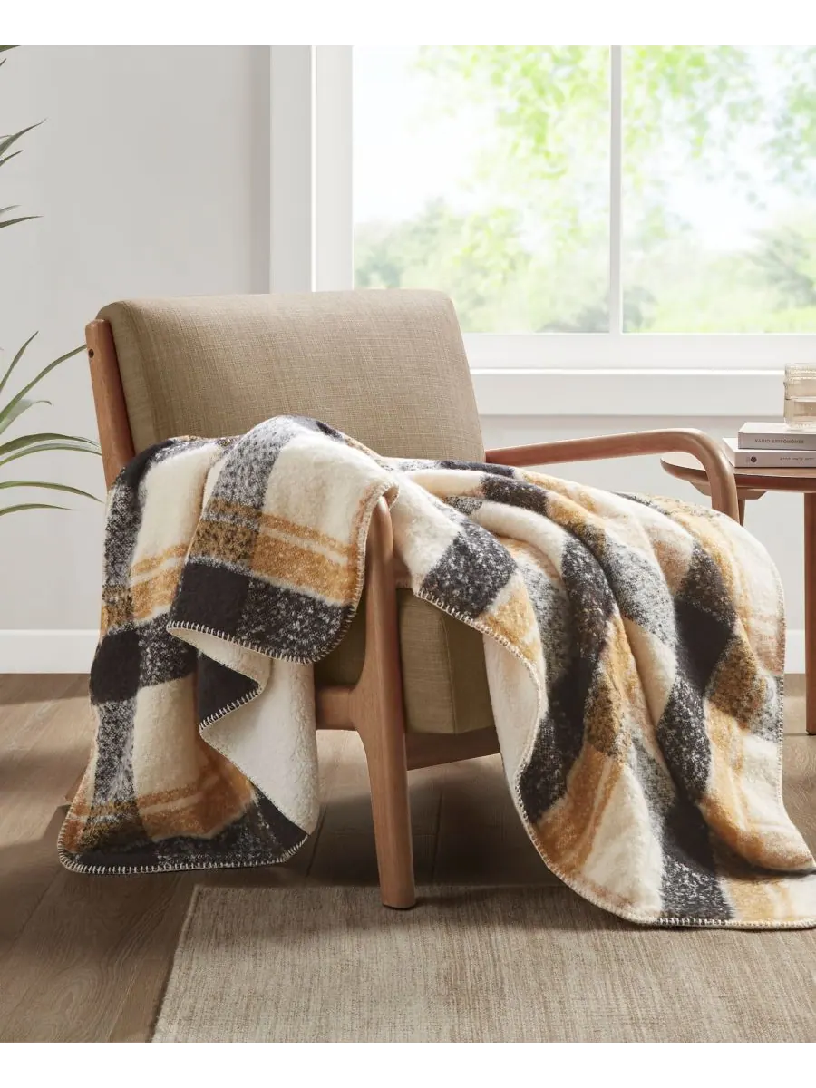 Плед Bloomington из искусственного мохера с отделкой под шерпу, 50 x 60 дюймов Woolrich — изображение 2 из 5, бежевый