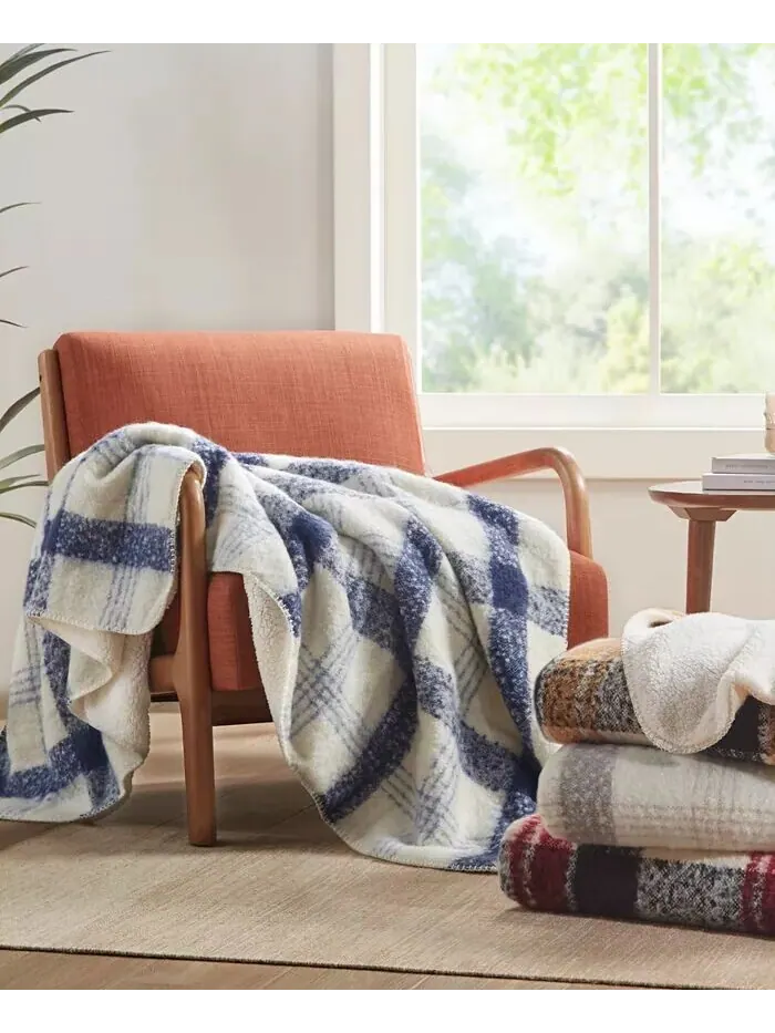 Плед из искусственного мохера Bloomington для шерпа, 50 x 60 дюймов Woolrich — изображение 5 из 8, синий