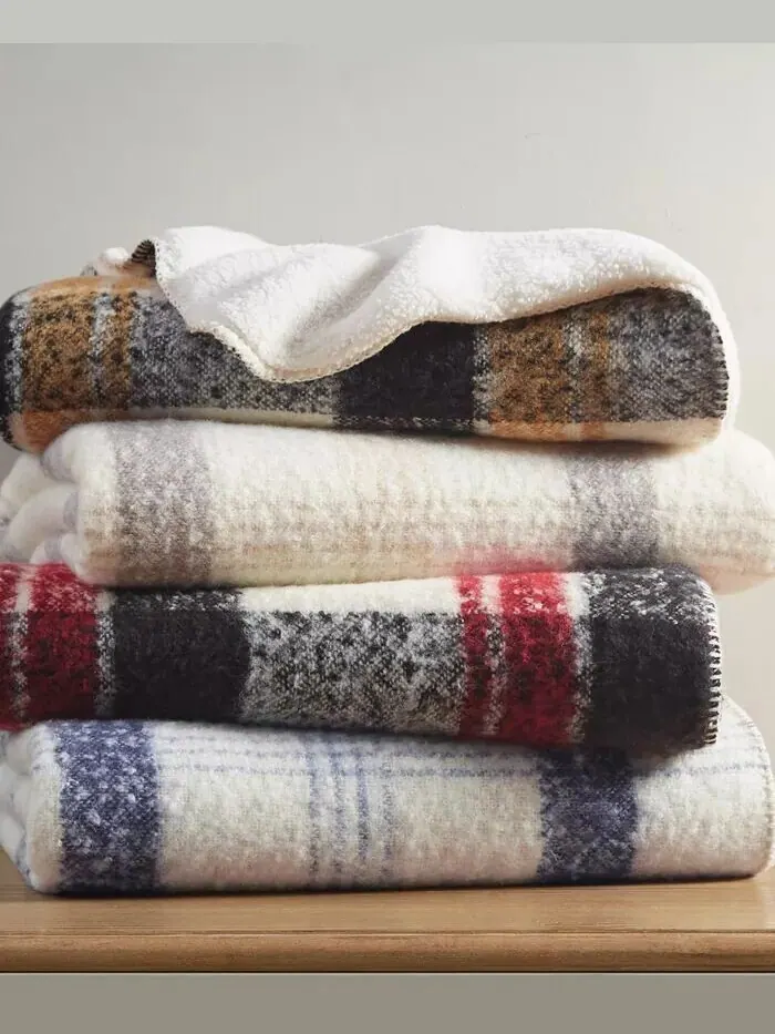 Плед из искусственного мохера Bloomington для шерпа, 50 x 60 дюймов Woolrich — изображение 6 из 8, синий