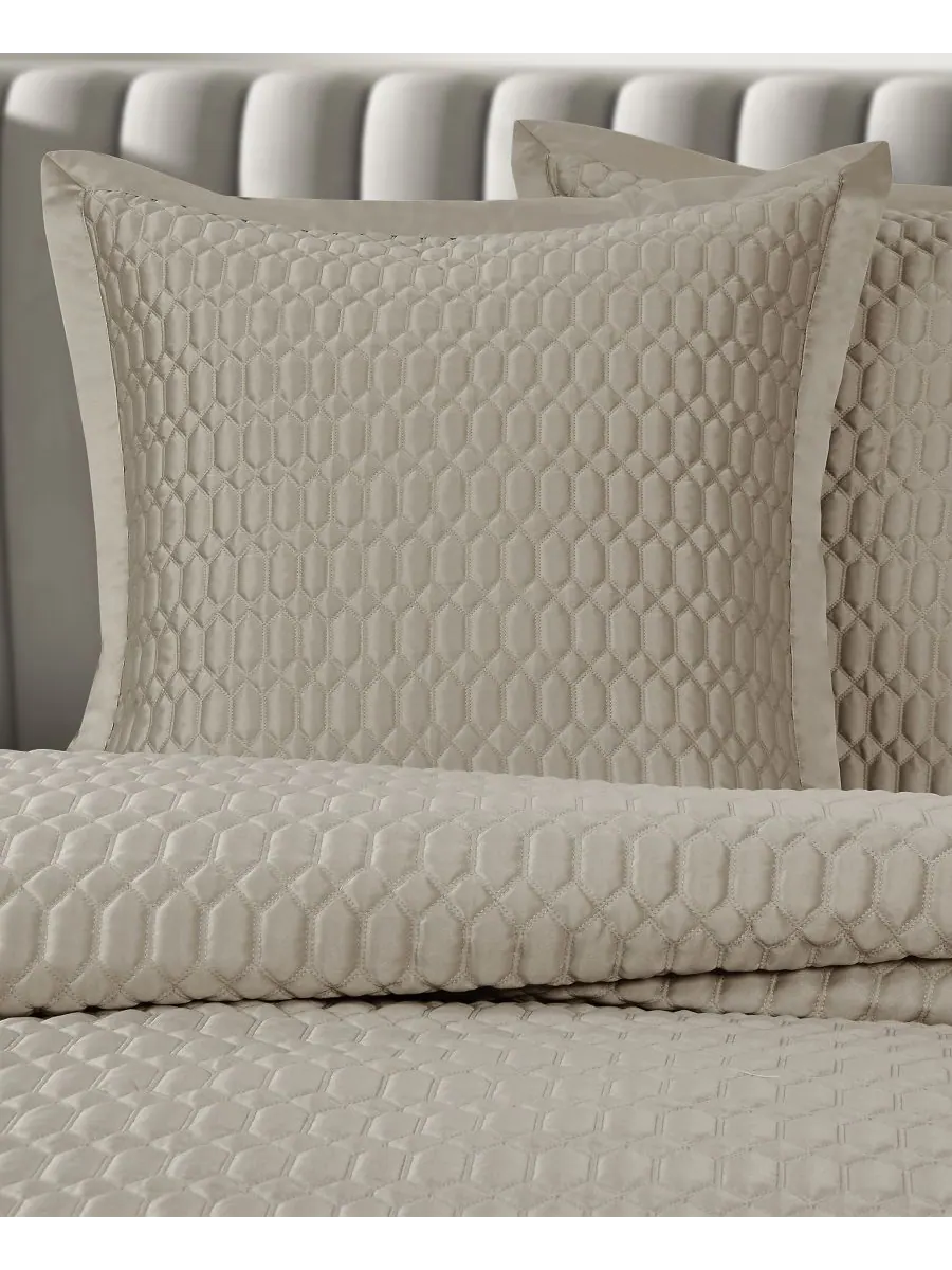 Стеганая наволочка Brilliance, европейский стиль J Queen New York, Pebble, European Sham — изображение 2 из 3, серебристый