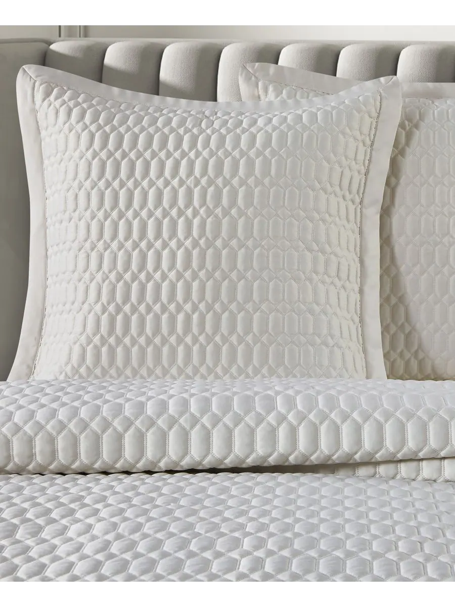 Стеганая наволочка Brilliance, европейский стиль J Queen New York, Ivory, European Sham — изображение 2 из 3, белый