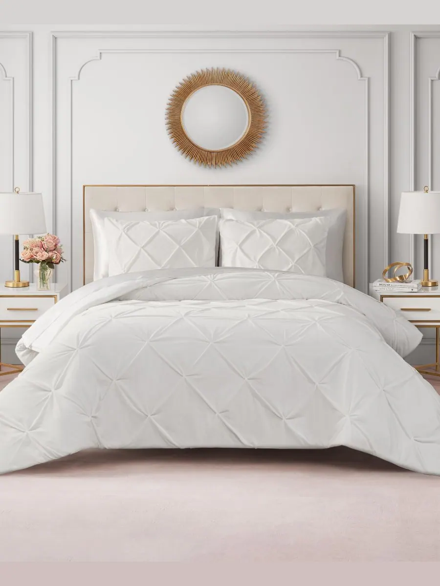 Комплект постельного белья Kiss Pleat Plush из 2 предметов, размер Twin/Twin XL Juicy Couture — изображение 6 из 6, белый