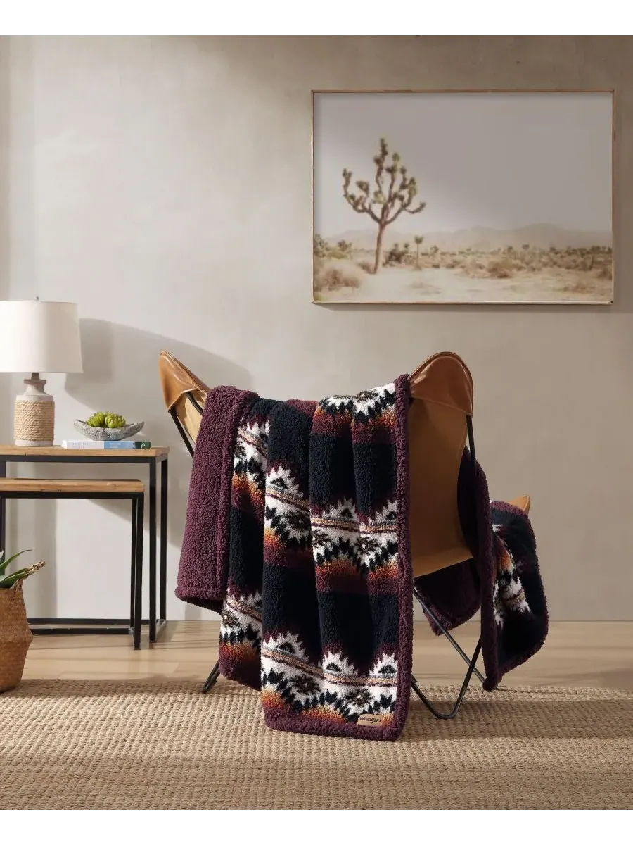Плед из искусственного меха с принтом «Горный туман», 127 x 178 см Wrangler — изображение 3 из 6, красный