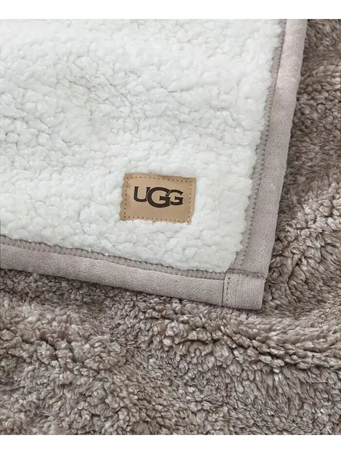 Классический плед UGG Fluff, 50 x 70 дюймов UGG — изображение 2 из 2, олененок