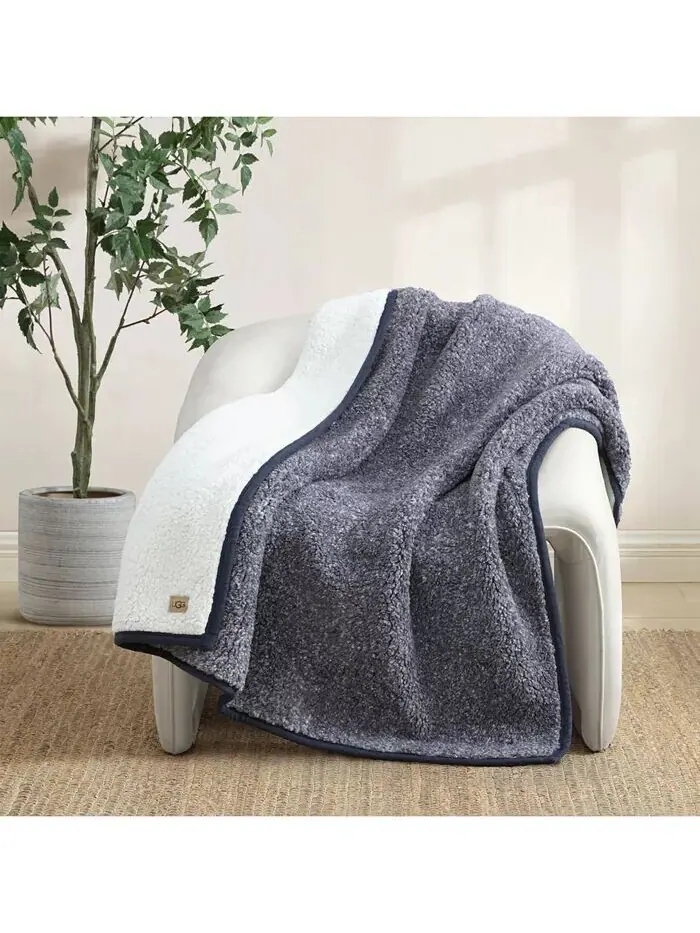 Классический плед UGG Fluff, 50 x 70 дюймов UGG — изображение 1 из 2, океанский