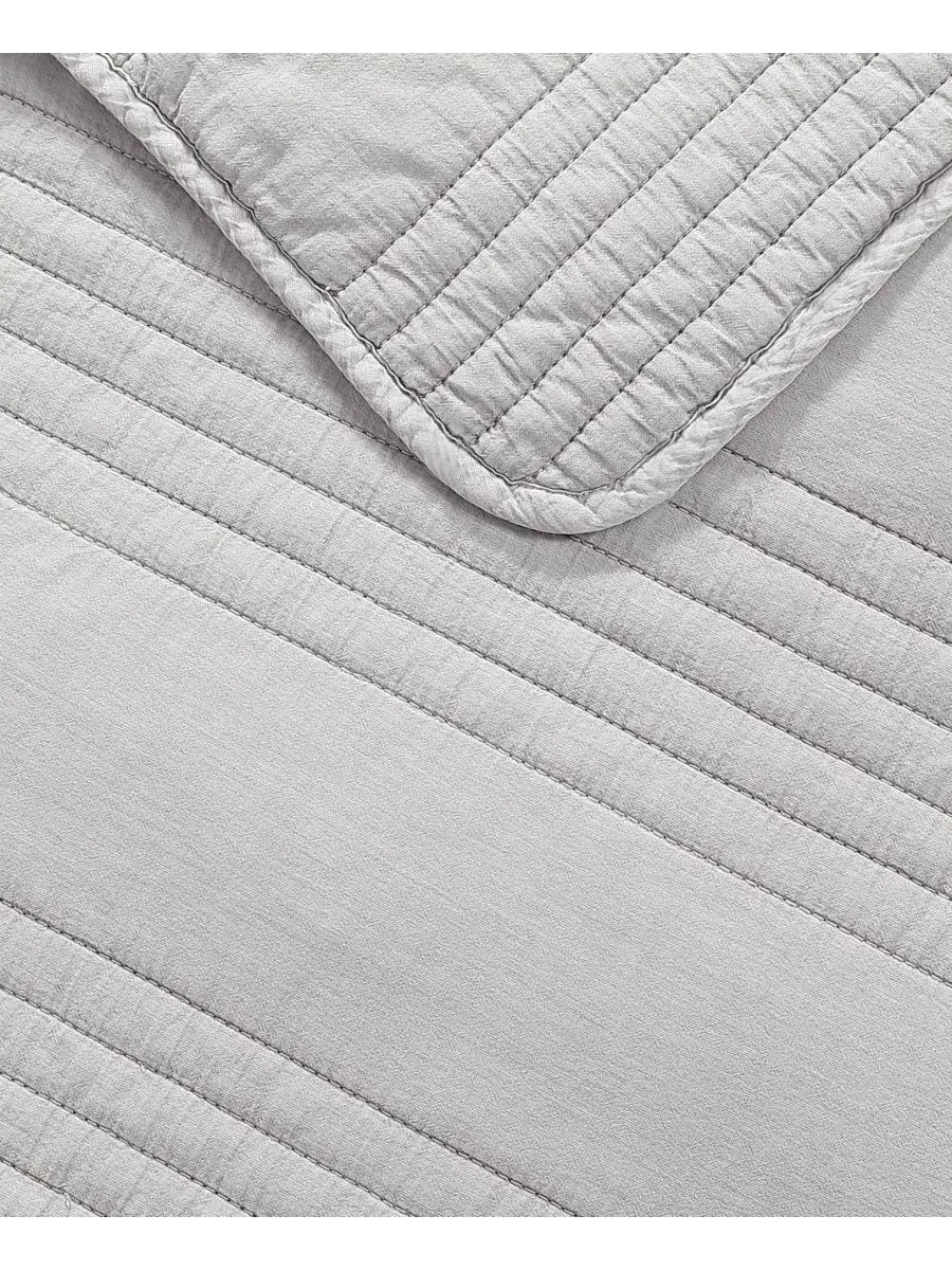 Комплект стеганого покрывала Saria, 3 предмета, Queen Riverbrook Home — изображение 6 из 7, светлый серый