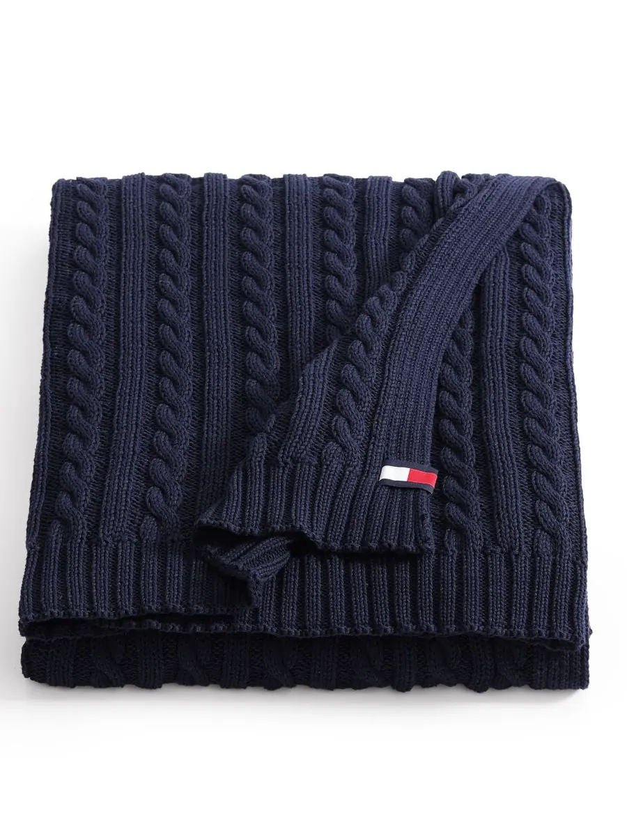 Плед из однотонной хлопковой вязки с косами, 70 x 50 дюймов Tommy Hilfiger — изображение 1 из 6, синий