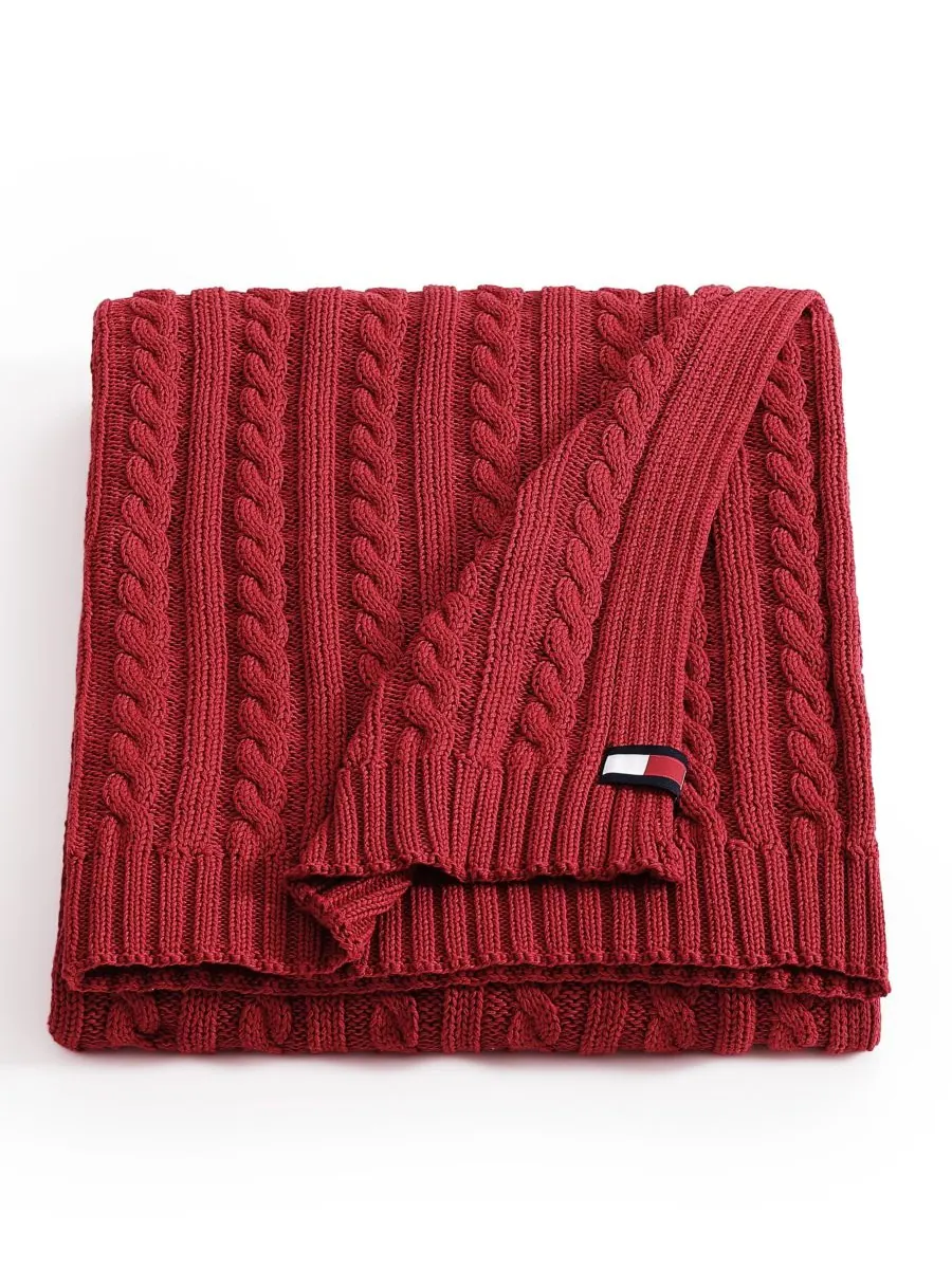 Плед из однотонной хлопковой вязки с косами, 70 x 50 дюймов Tommy Hilfiger — изображение 1 из 6, темный красный