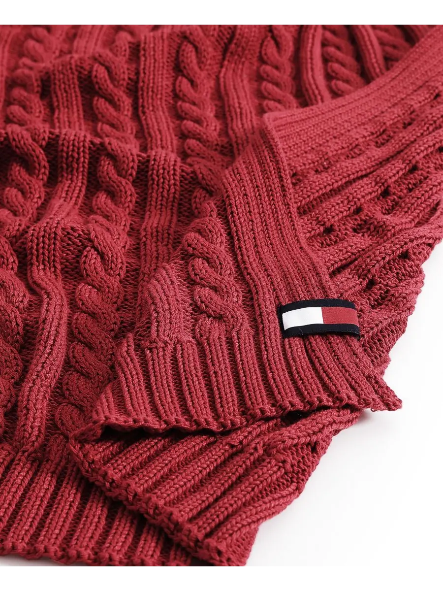 Плед из однотонной хлопковой вязки с косами, 70 x 50 дюймов Tommy Hilfiger — изображение 2 из 6, темный красный